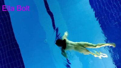 Ik kan niet stoppen met kijken, jonge blondine betrapt op naakt zwemmen in ELLA BOLT resort zwembad